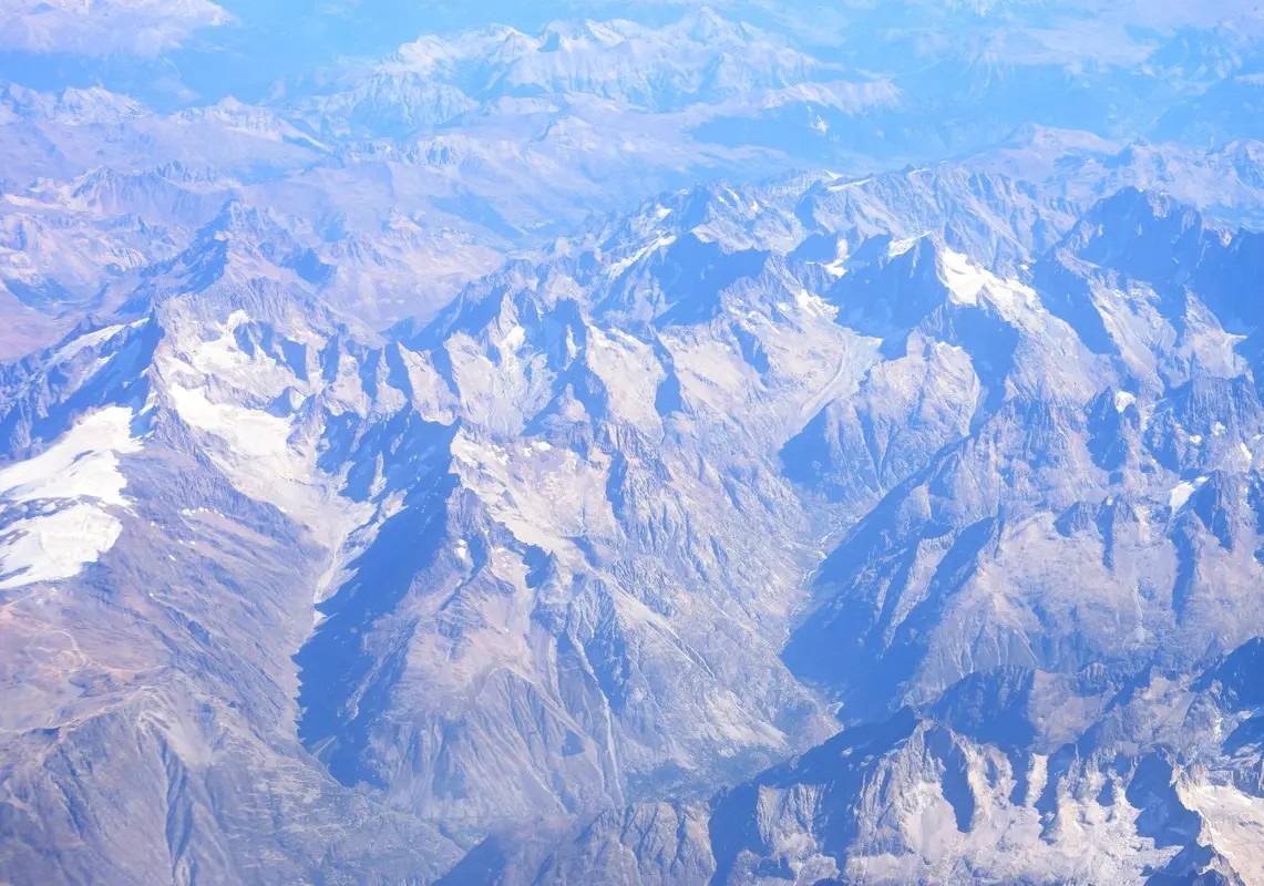 Blick auf die Alpen von oben.